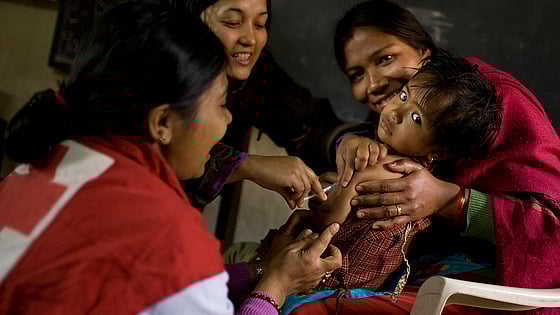 Barn vaccineras mot mässling.