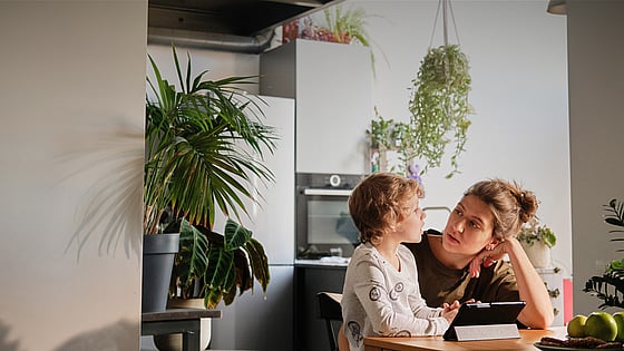 En lerfigur av ett barn i ett fönster.