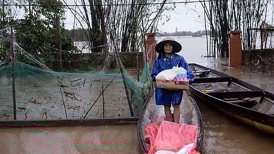 Kvinna med nödhjälp i en båt