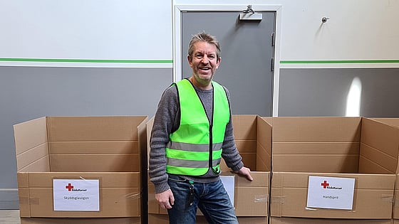 Bringanställd i varselväst.