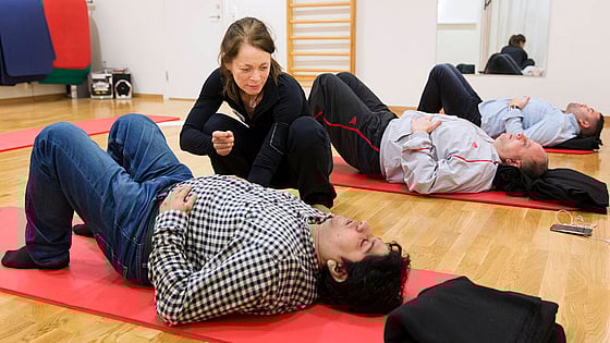 Man får sjukgymnastik på center för krigsskadade