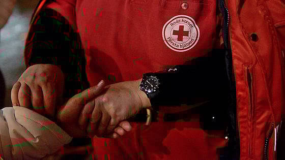 Handslag som välkomnar flykting till Sverige