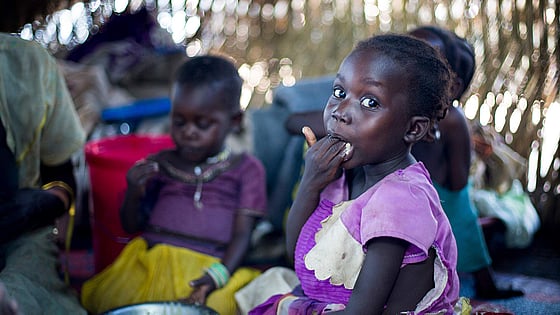 En familj i Sydsudan äter mat