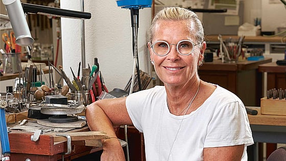 Efva Attling i sina smyckesverkstad.