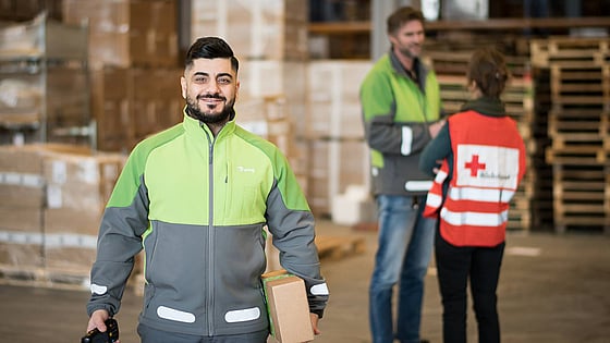 Bringanställd i varselväst.