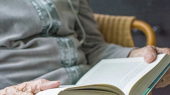 Händer som håller i en bok