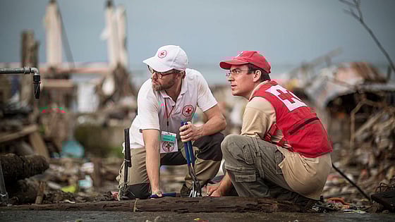 Två manliga delegater iklädda kepsar