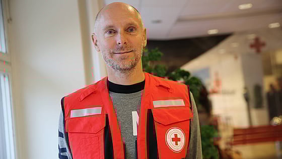 Linus Levinsson iklädd röd väst