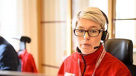 En person med headset på sig.