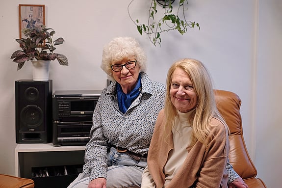 två kvinnor sitter bredvid varanda. Ingrid i artiklen till höger, och Henriette till vänster