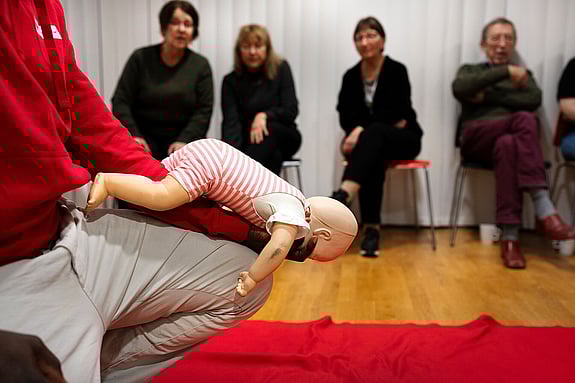 Malachi Arunda håller utbildning i HLR/Första hjälpen i Malmö i december 2023.