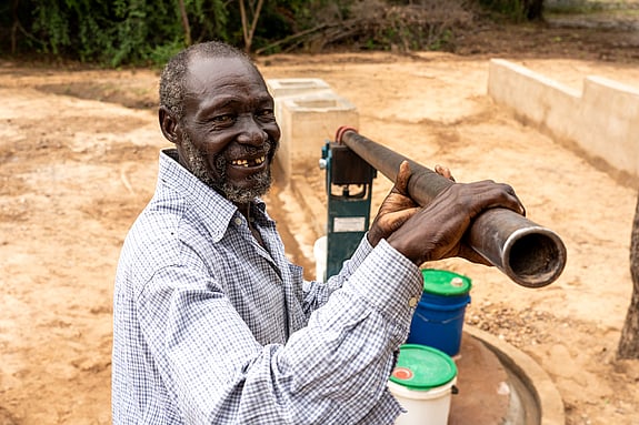 Thomas Munsaka som är byäldste i byn Sianzyundu, Zimbabwe.