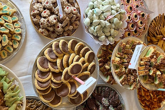 Flera olika sorters kakor på flera olika fat.