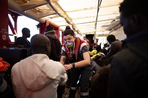 Röda Korsare hjälper en medmänniska.