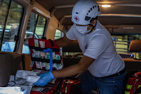 En kille i en ambulans förbereder för att ge akutsjukvård