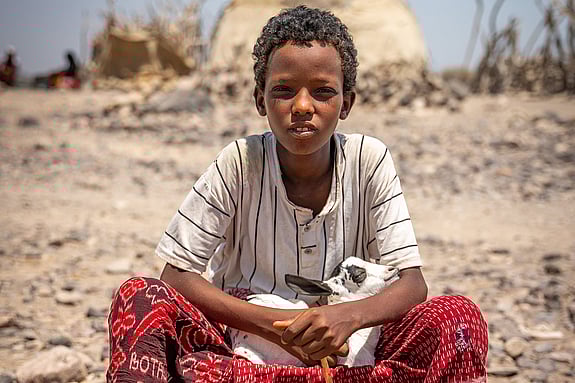 Pojken Ali tar hand om killingen Baklo.