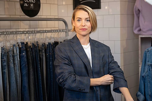 Sara Wimmercranz i second hand-butik i Stockholm