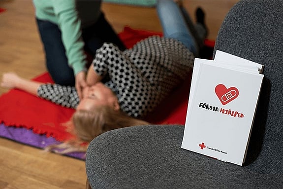 Utbildning i första hjälpen och hjärt och lungräddning för vuxna och barn.