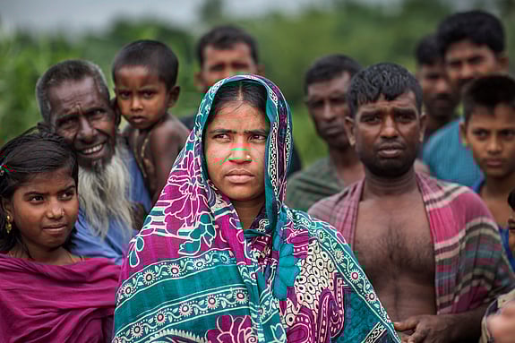 Bangladeshisk kvinna omgiven av andra människor.