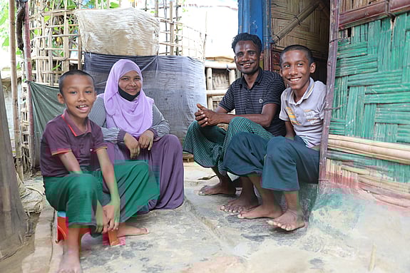 Setara Begum och Sayedul Amin och deras två barn visar upp sitt hem i Cox’s Bazaar.