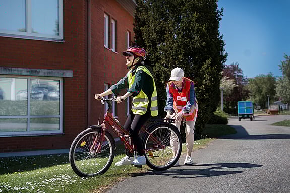 En person som skjutsar en annan på en cykel