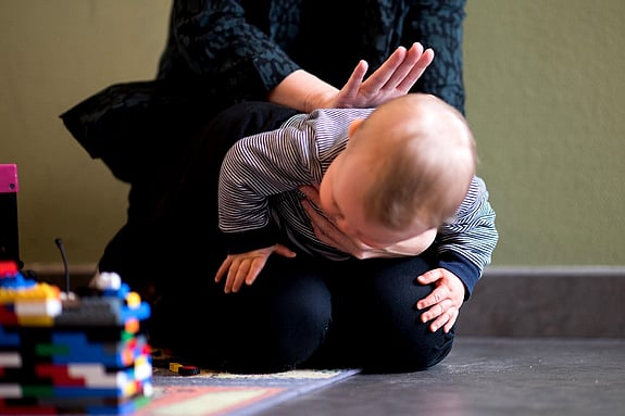 Vuxen utför HLR på litet barn