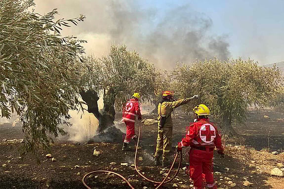 Röda Korsare släcker bränder