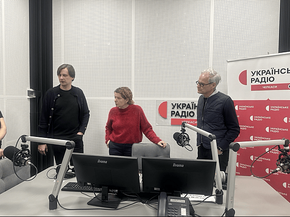 Människor i en radiostudio