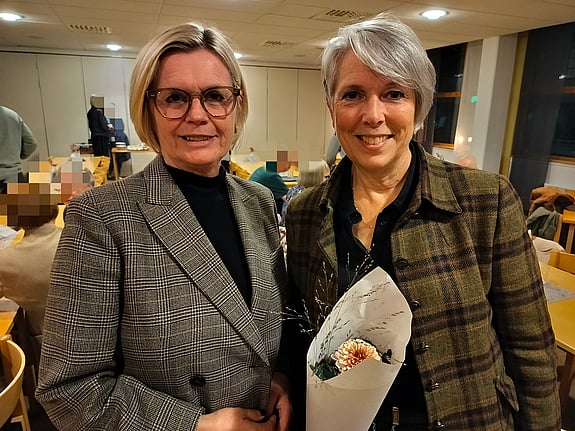 Bild på kretsordförande Ann-Marie Nilsson och Helena Jonsson, vice ordförande i Svenska Röda Korset.
