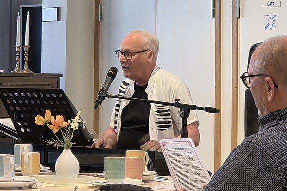 Walther Alriksson spelar och håller i allsång