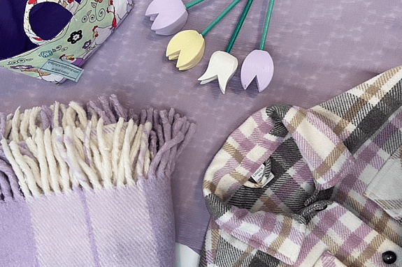 vårkläder-och-halsduk-i-lila-toner