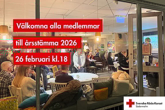 Cafélokal med människor som sitter ned och lyssnar på en talare. På bilden finns texten 