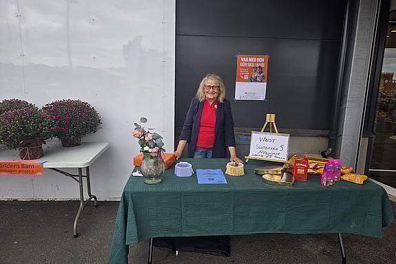 Röda Korset säljer lotter till förmån för Världens barn på Kärnekulladagen. 