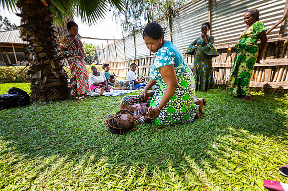 Kvinnor utbildas i första hjälpen