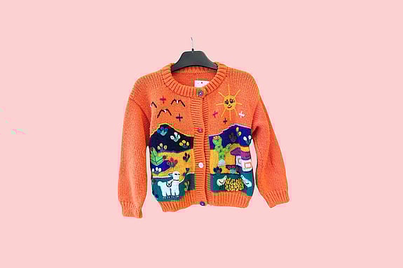 Barnkläder-som-hänger-på-galge