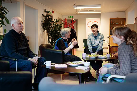 Besökare på Tesalongen i Malmö samtalar