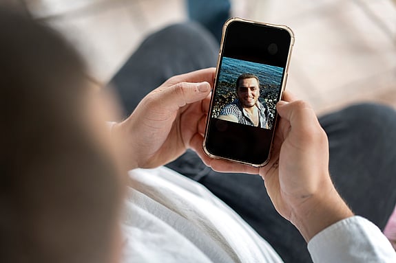Hasan tog en selfie på sig själv när han överlevt resan över havet.