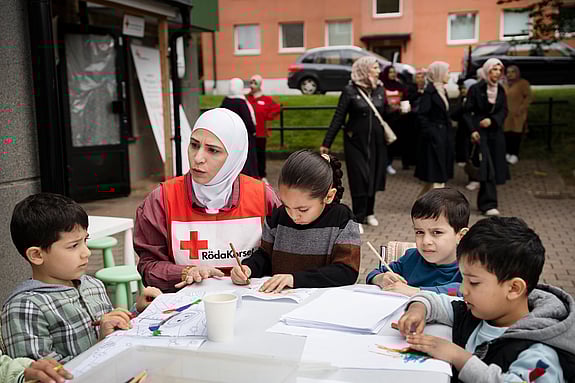 Abdullah, Sundus Darwish med dottern Taim, Walid och Ahmed ritar tillsammans i väntan på kycklingkorven.