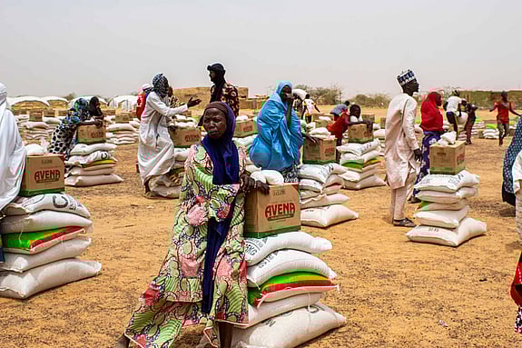 Matutdelning i västra Niger.