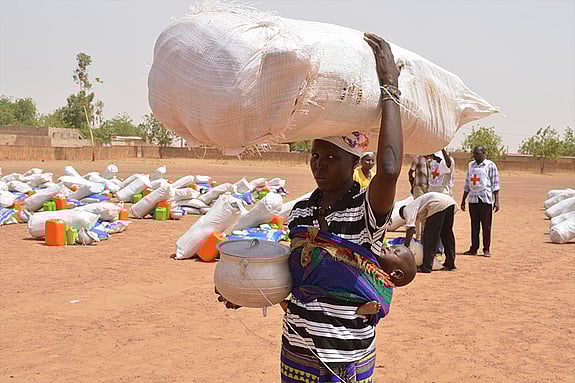 Människor på flykt får mat