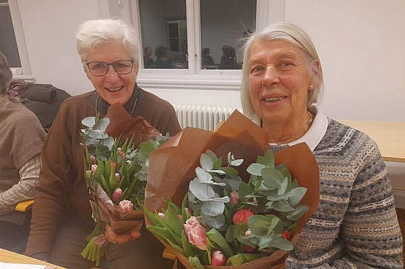 Margareta och Madeline avtackades med blommor