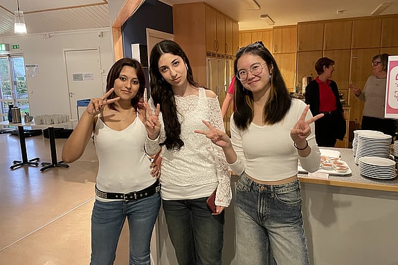 Tre tjejer från Voicepop för Världens Barn framför musikcaféet