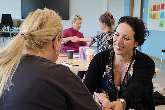 Två personer som pratar