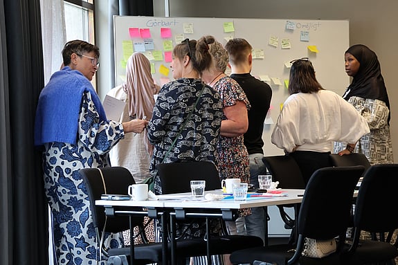 Personer vid en whiteboard