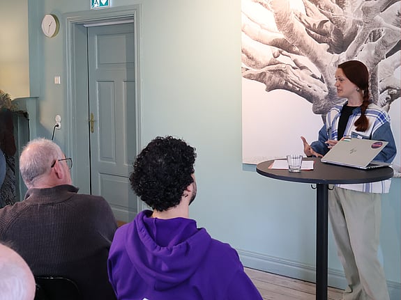 laura björck står framför publik och pratar på konferensen