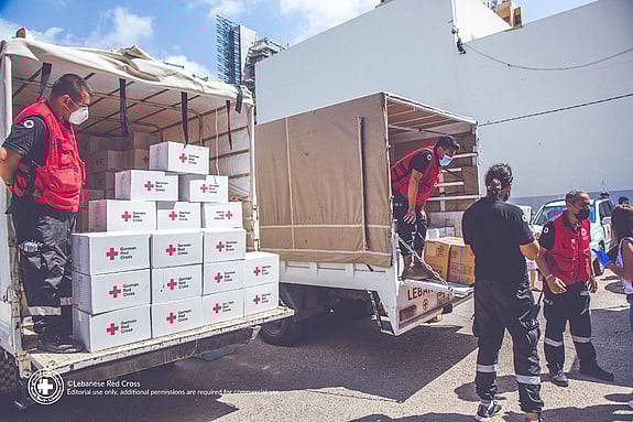 Lastbilar med nödhjälp från röda korset.