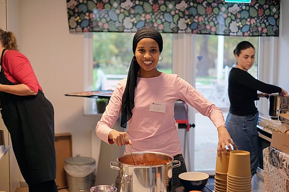 Volontärer som Alya Elsayed gör soppköket i Malmö till en mycket trivsam träffpunkt med glad gemenskap.