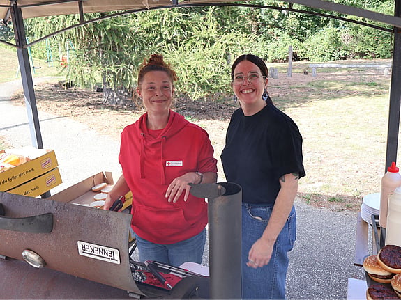 Laura Björck, samordnare Röda Korsets hus, tillsammans med Cecilia Turemark, Parkering Malmö, står vid grillen.