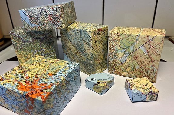 Papperask med kartbild