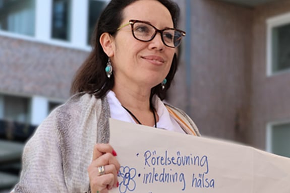 En person som håller i ett papper